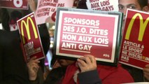 Rassemblement à Paris pour dénoncer les lois russes anti-gays