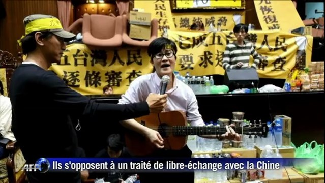 Taïwan: 200 étudiants et militants occupent le Parlement
