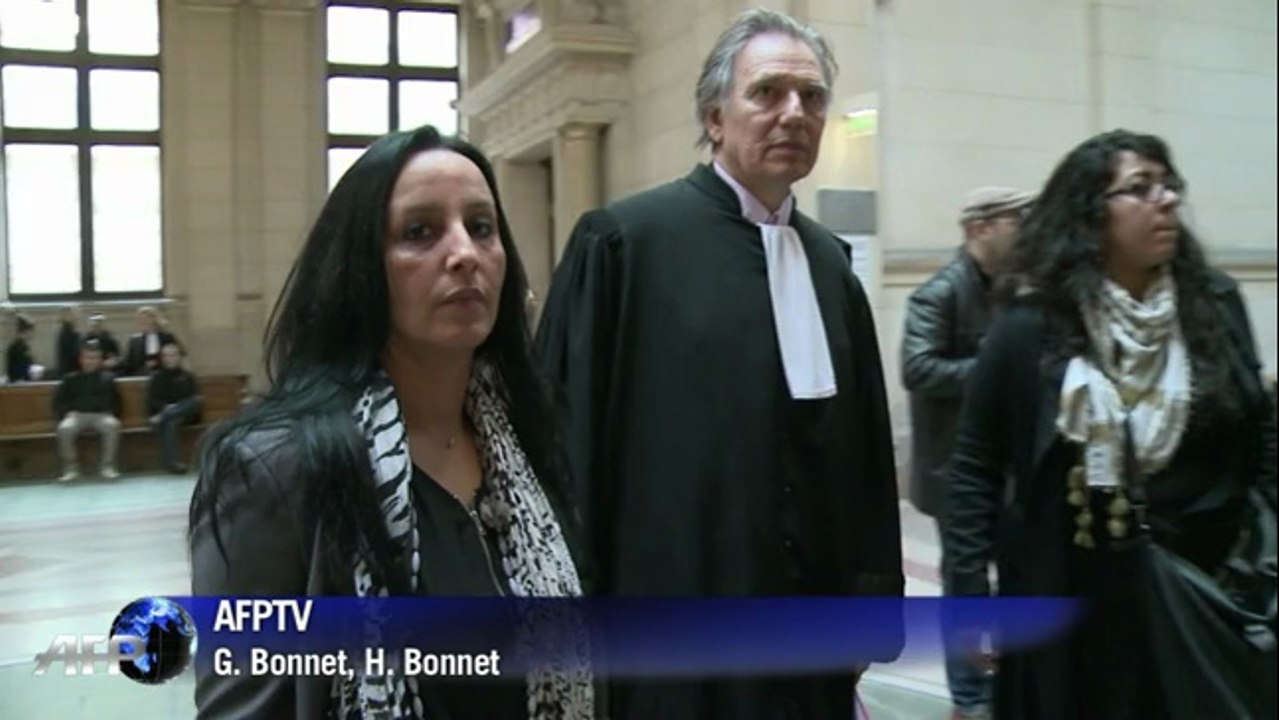 Violences policières: Valls attaque en diffamation