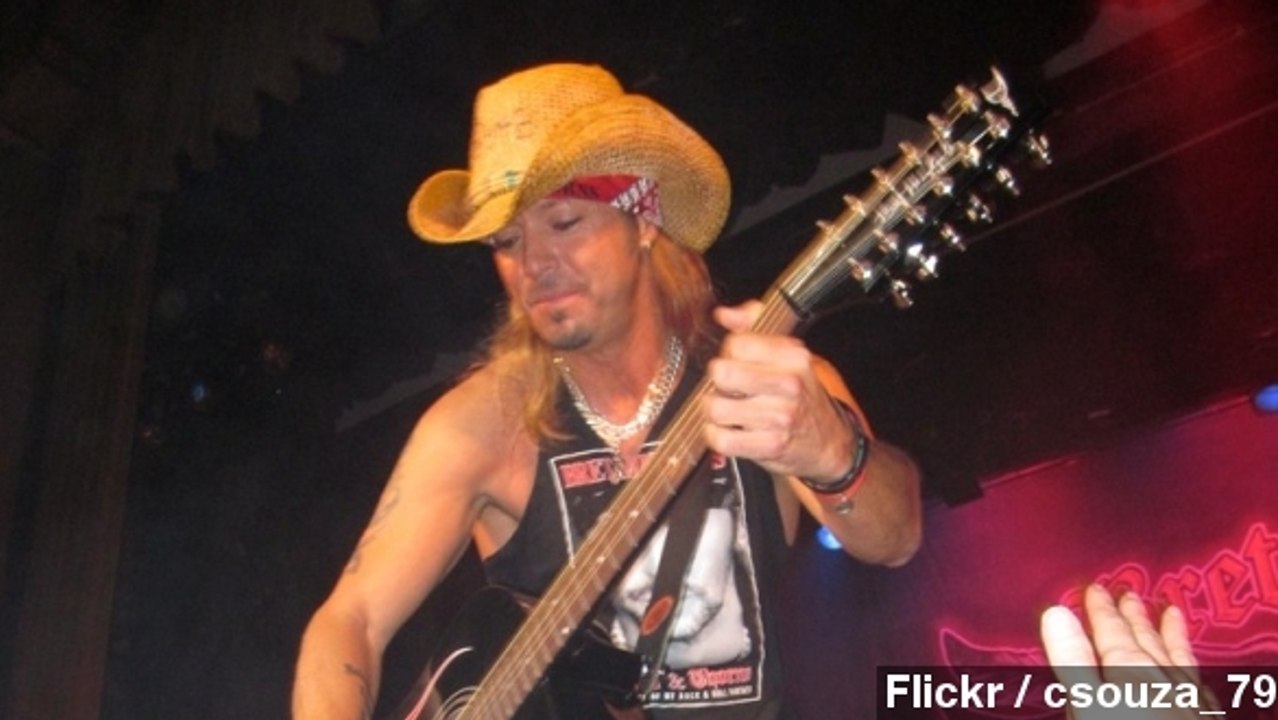 Bret Michaels Leaves Stage After Medical Emergency