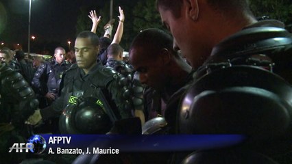 Mascarados protestam no centro do Rio