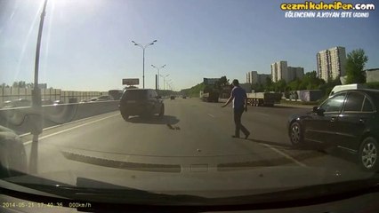 Karşıya Geçmeye Çalışan Ördek ve Yavrularına Yardım Eden Güzel İnsan