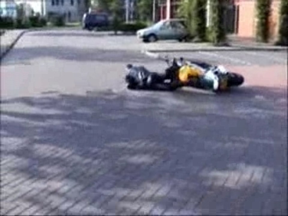 Regis demarre sa moto