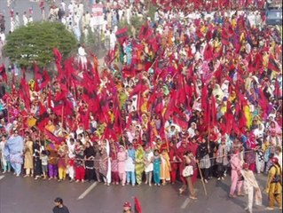 Utho meri Dunya kay gharibo ko jaga do