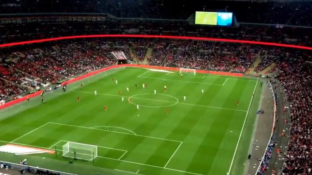 Avion en papier touche un joueur de football