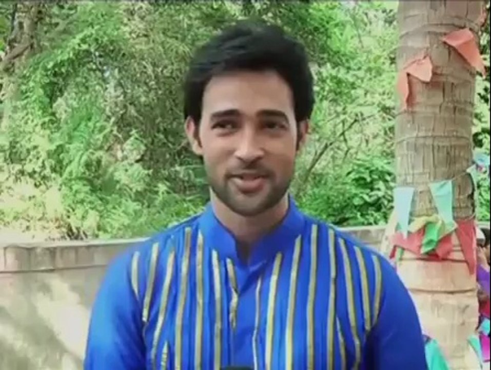 Ekk Nayi Pehchaan : Sakshi-Karan fast for each other - IANS India Videos