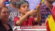 Football – Andres Iniesta enroule sa frappe et le gardien bolivien l’accompagne du regard