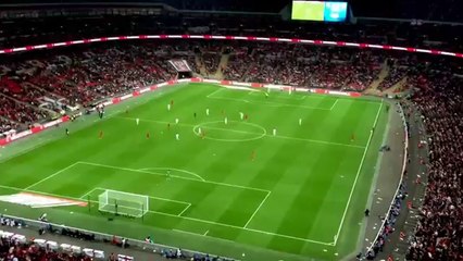 İngiltere - Peru maçında tribünlerden atılan kağıt uçak Perulu futbolcuya isabet etti. İşte o görüntüler
