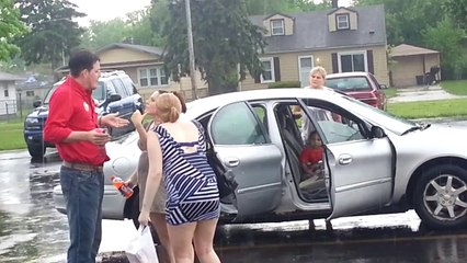 Un employé s'énerve contre des voleuses d'un Febreze