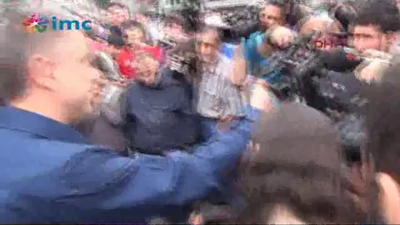 Gezi Parkı merdivenlerinde kitap okuma eylemi