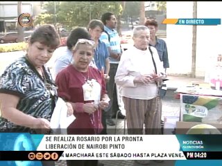 Rezan rosario por Nairobi Pinto en Los Símbolos