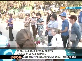 Rezan rosario por Nairobi Pinto en Los Símbolos