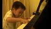 Enfant de 5 ans joue du piano