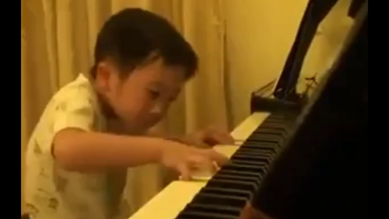 Enfant de 5 ans joue du piano