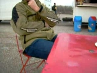 eva mange une crêpe