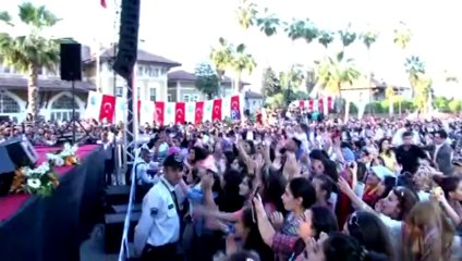 Ezgi Özbay  Nisan'da Adana'da Dökülün Sokaklara