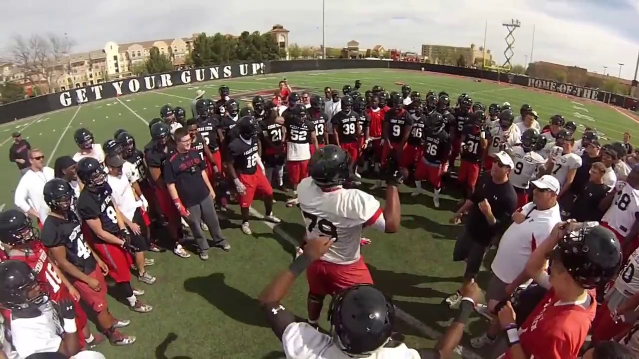 Equipe de Football américain qui danse... La choré de la victoire!