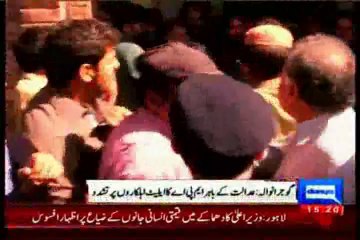 PML-N Qaiser Sandhu with his family tortured Elite Force personals in Gujranwala