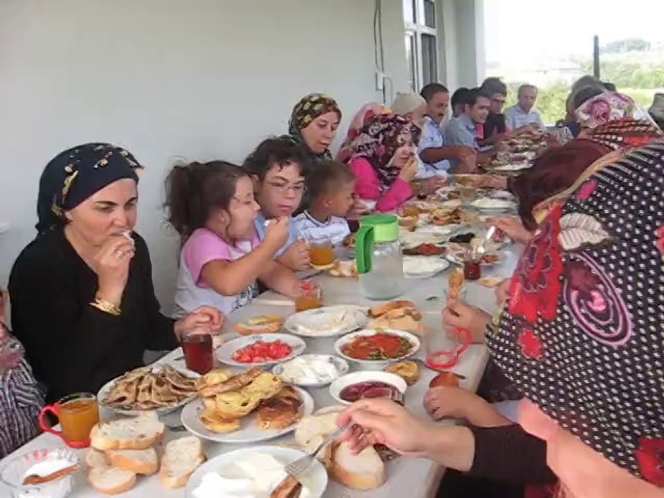 Oglum Murat'in dugun sonrasi akrabalarla Subasi'ndaki evin balkonunda kahvaltimiz.