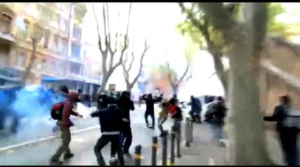 Manifestazione di Roma - Un poliziotto calpesta una ragazza