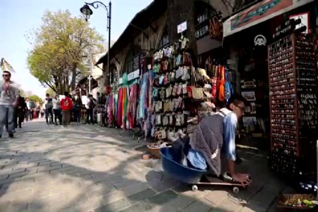 Çamaşır leğenli kaykay ile İstanbul'u gezdi