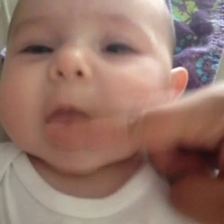 papa joue avec son bébé