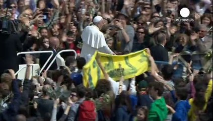 Pope Francis's selfie show delights Palm Sunday worshipers