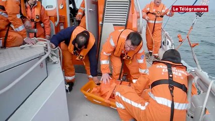 Quiberon (56). Exercice d'évacuation d'un blessé en mer
