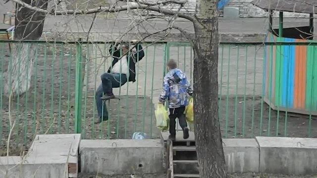 Ivre, il veut passer par dessus une grille