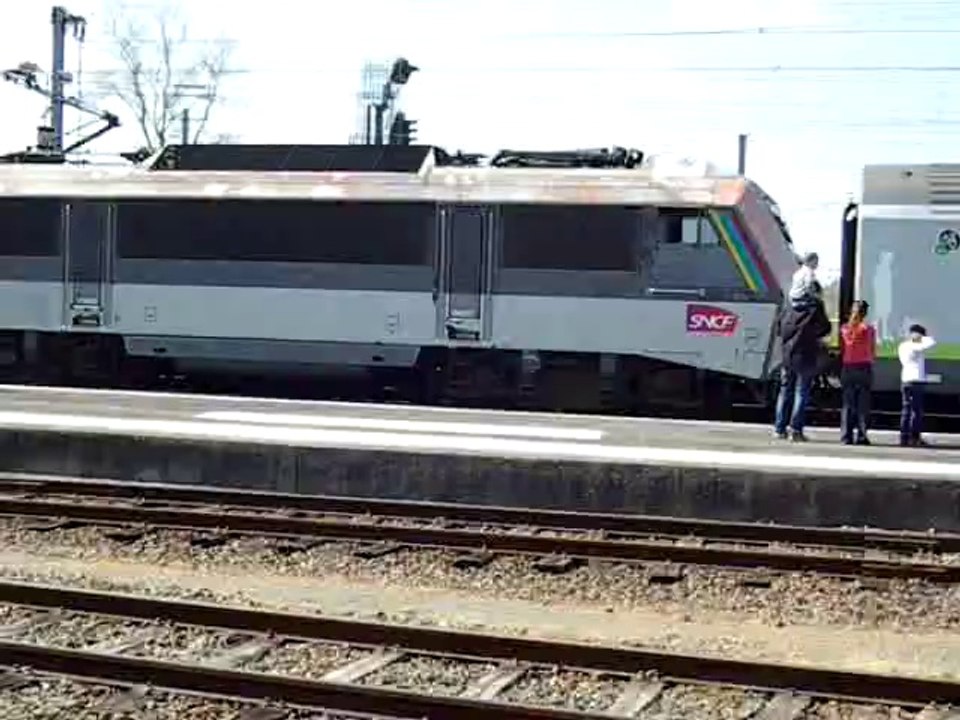 241 P 17 & Intercités Paris-- Clermont-Fd, en gare de St-Germain-des-Fossés ( sillon horaire, de l'ancien Cévenol ).