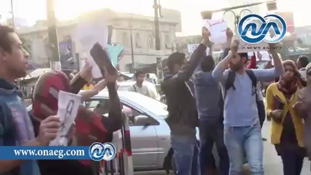 شاهد .. تظاهرة مفاجئة بـ الصفارات لـ 6 إبريل أمام دار القضاء للمطالبة بإسقاط قانون التظاهر
