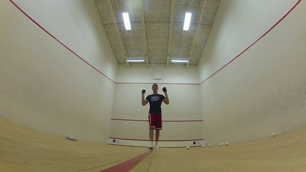 Il jongle avec 13 balles A voir