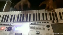 haciendo musica y cantando con un teclado organo