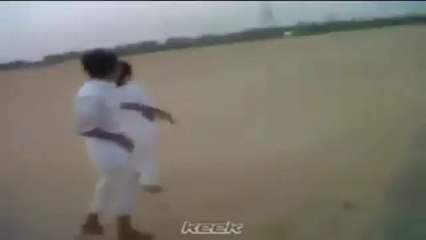 سعوديون متهورون يتحدون الشاحنات على الطرق