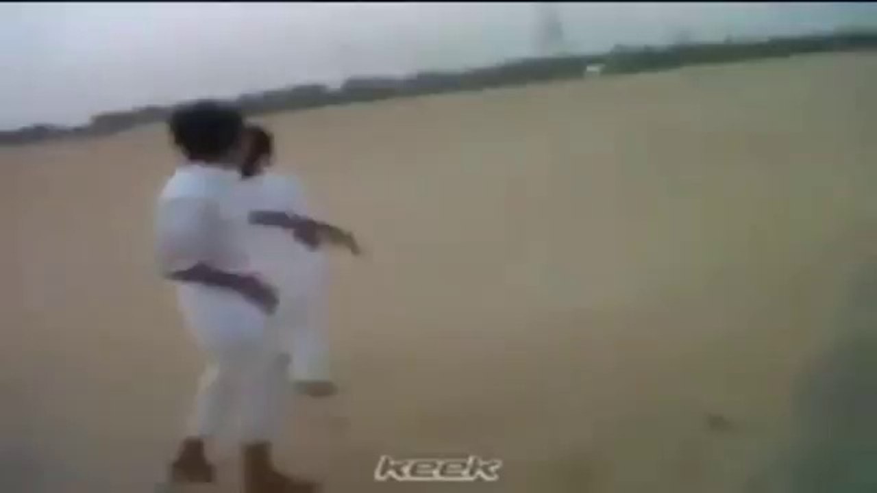 سعوديون متهورون يتحدون الشاحنات على الطرق