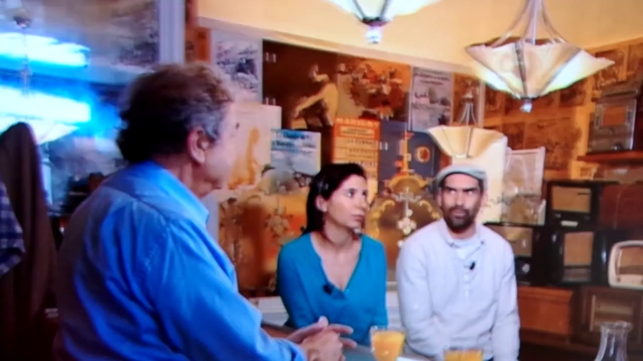 Copie écran France 2: Les Ogres de Barback invités de Vivement Dimanche par Pierre Perret