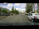 El conduce masina dupa propriile reguli de circulatie rutiera Ce face un sofer pe o strada din capitala VIDEO