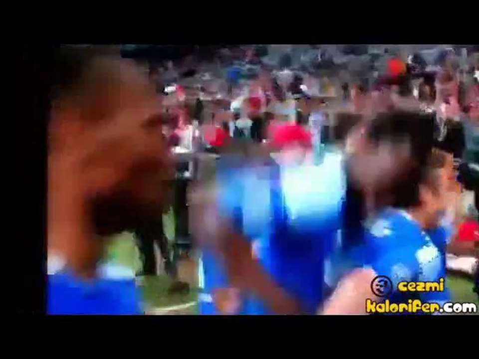 Sevinçten Essien'in Götünü Açan Drogba