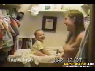 İlk Kez Konuşan Bebe Ve Annesinin Abartılı Tepkileri