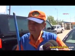 Küreğe Dikiz Aynası Ve Tekerlek Takan Çöpçü