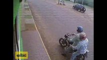 Des voleurs braquent le mauvais type dans la rue