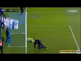 Sahaya Girip Kaleci Tokatlamak