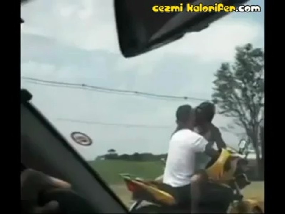 Öpüşerek Motorsiklet Kullanmak