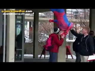 Örümcek Adam Ayağına Kızları Öpmek