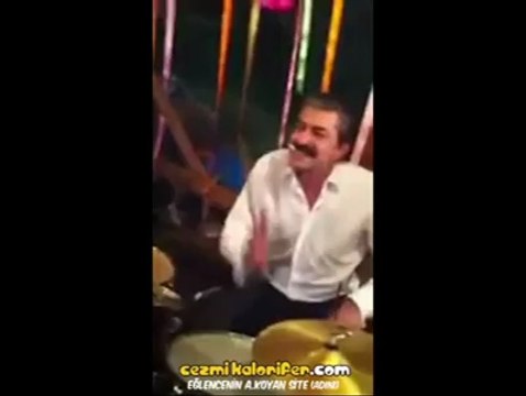 Öyle Bir Geçer Zaman Ki Ekibinden Smoke On The Water Performansı