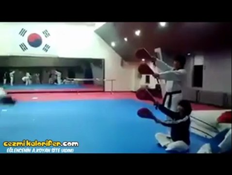 Havada 4 Döner Tekme Atan Adam