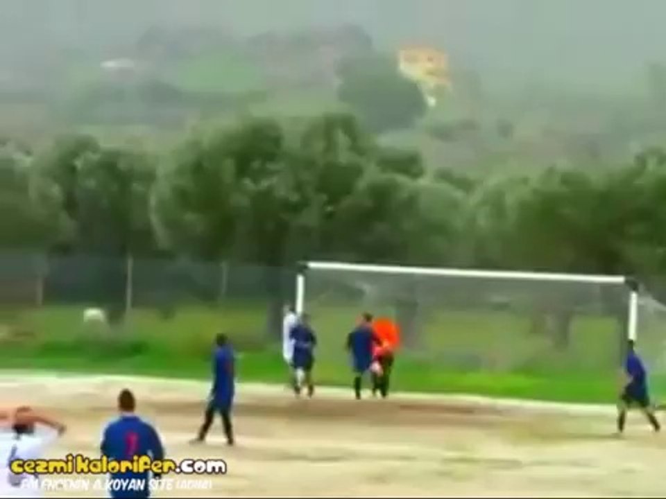 Tek Şutla 4 Defa Direğe Çarpan Top