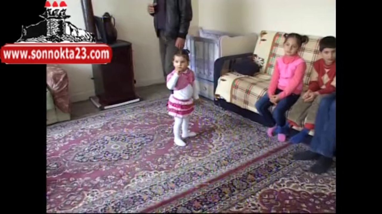 Gözleri Farklı Renklerde Küçük Kız