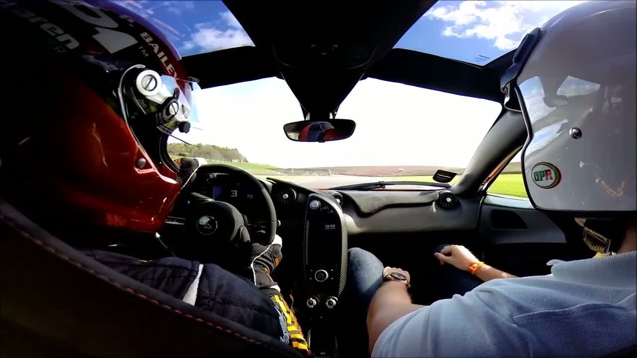 Des images embarquées en McLaren P1 à Donington