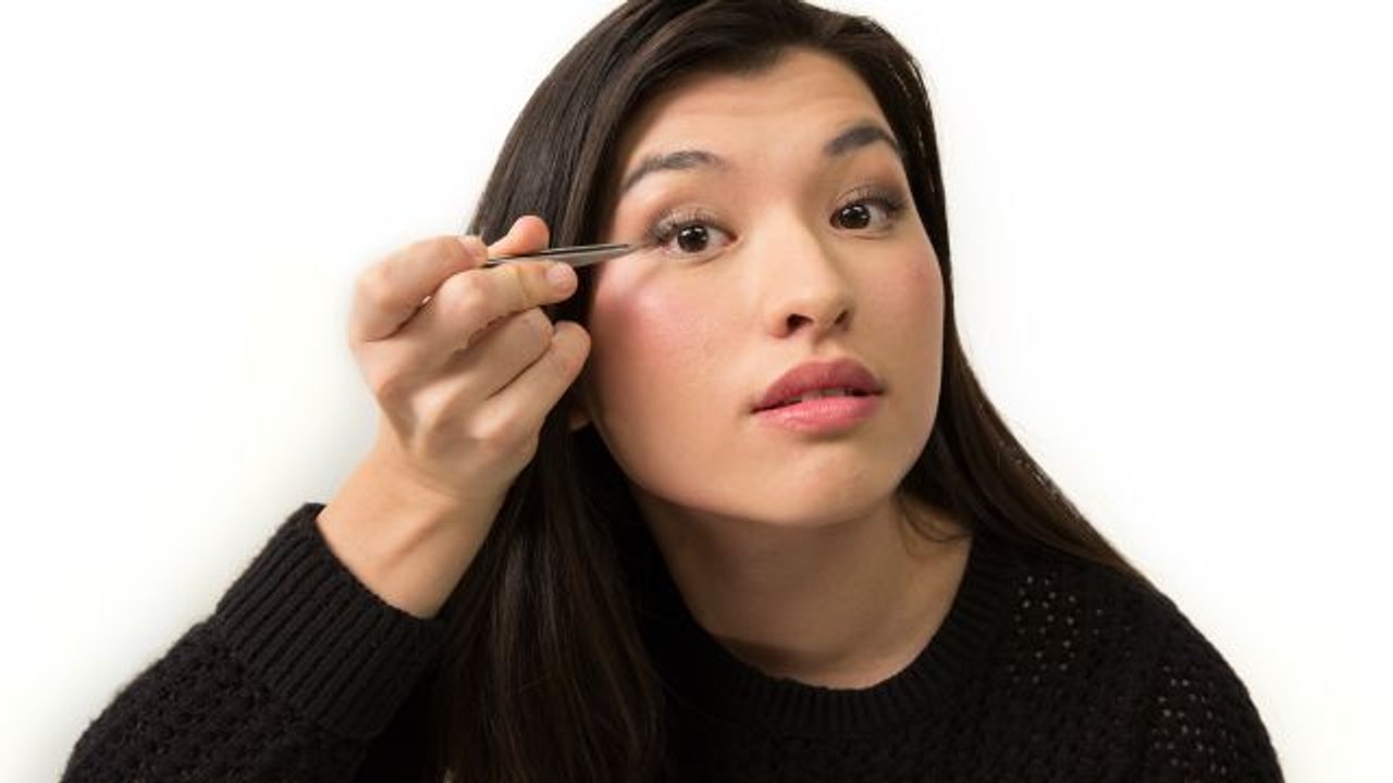 Beauty Basics - How to Apply Fake Lashes